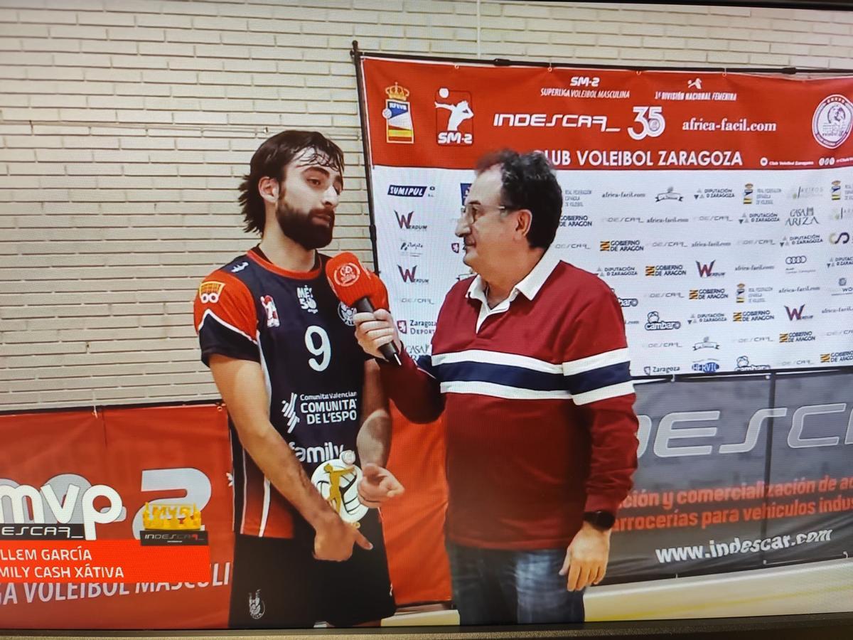 Guillem García, del Xàtiva Voleibol, con el trofeo de MVP ante el Zaragoza.