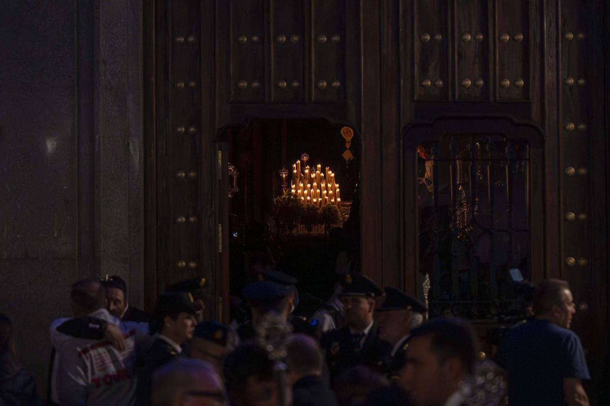 Fotogalería | Miles de fieles acompañan a la Soledad en su procesión más sobria por el Casco Antiguo de Badajoz Fotogalería | Miles de fieles acompañan a la Soledad en su procesión más sobria por el Casco Antiguo de Badajoz