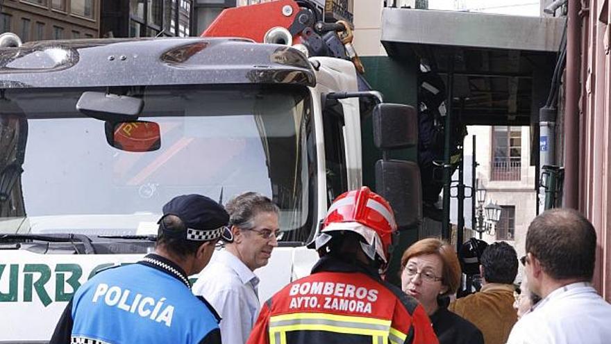 La Policía y el Cuerpo de Bomberos intentan agilizar el desbloqueo de la calle Renova.