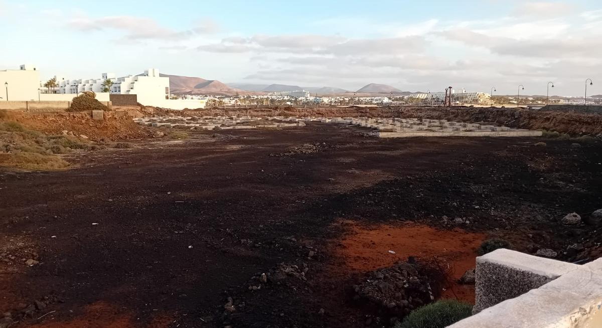 Parcela donde se construirá un complejo de apartamentos en Costa Teguise.