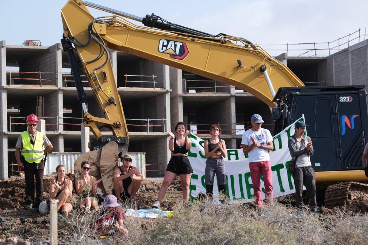 Los activistas paran este jueves las obras de construcción del hotel La Tejita.