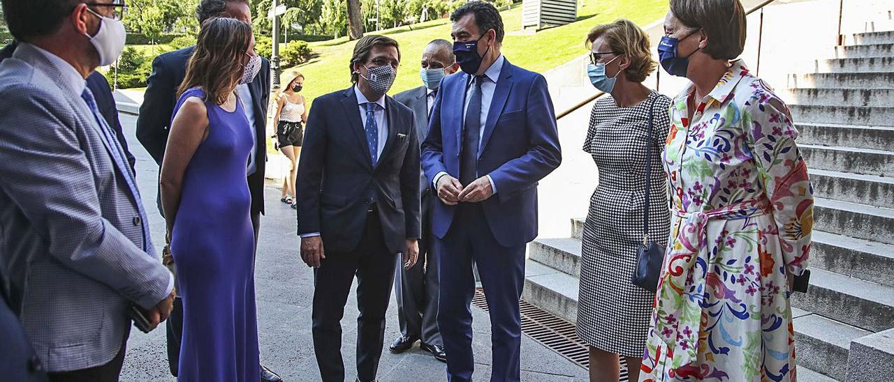 El conselleiro de Cultura, en el centro, antes de la presentación en el Museo del Prado. |   // EFE