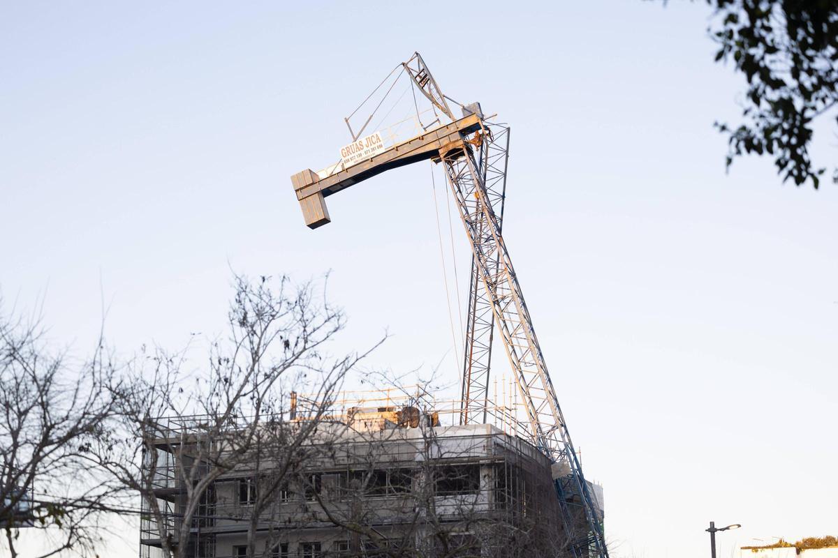 Galería: el fuerte viento en Ibiza tumba una enorme grúa en Platja d'en Bossa