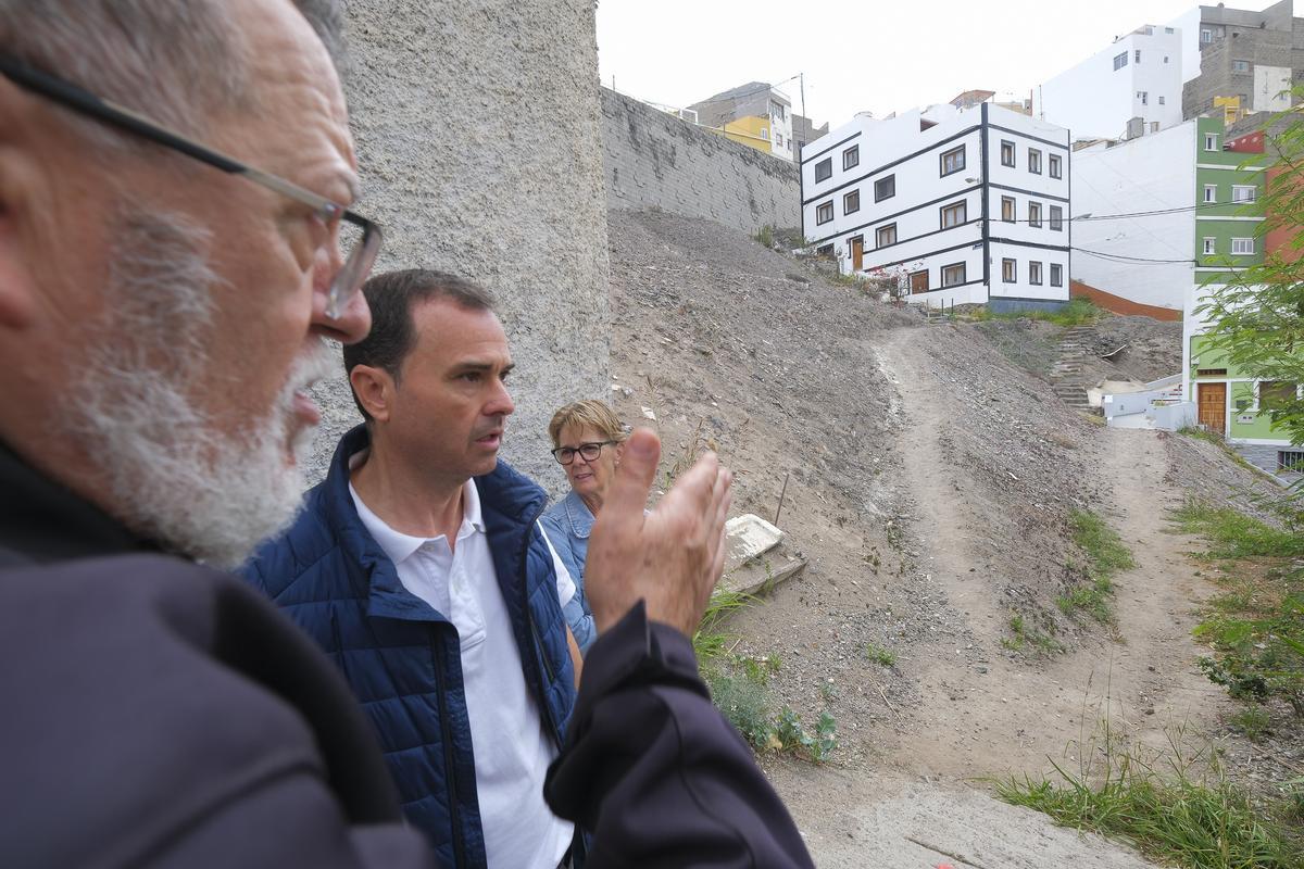 De izquierda a derecha, el presidente vecinal, Ramón Montesinos y el vecino Sergio Cuervo.