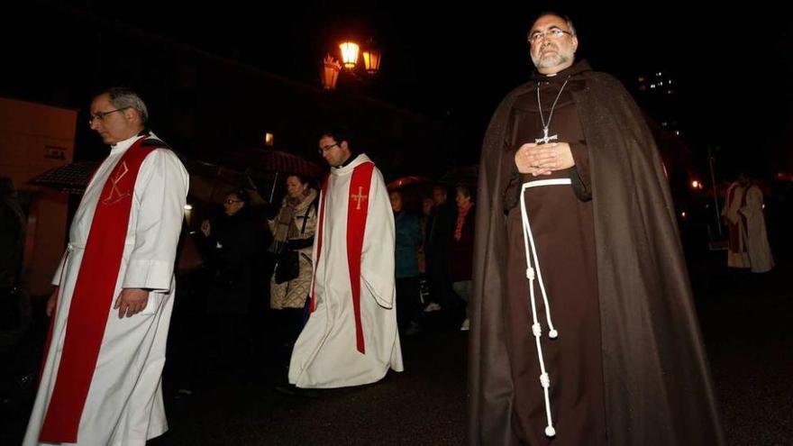 El arzobispo Jesús Sanz Montes, ayer, en la procesión.