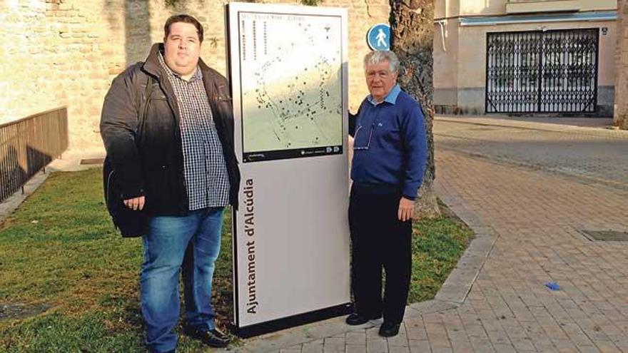 El regidor Vallori y el alcalde Mir, junto a uno de los elementos instalados.