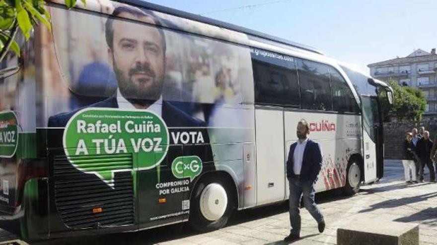 Rafael Cuiña pasa delante del autobús rotulado con su candidatura.  // Bernabé/Javier Lalín