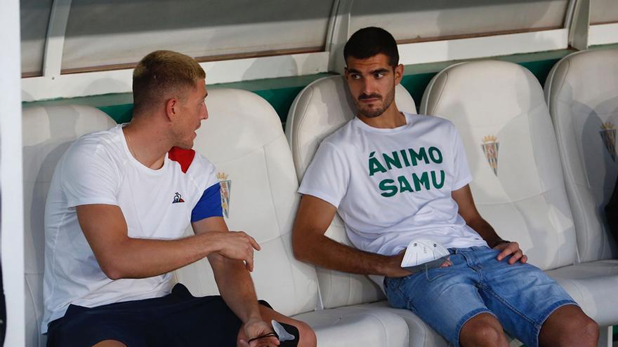 Bernardo Cruz junto al meta Carlos Marín, antes del partido entre el Córdoba CF y el Rayo Majadahonda.