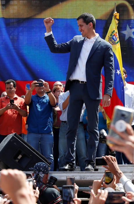 Miles de venezolanos salen a la calle para apoyar a Guaidó