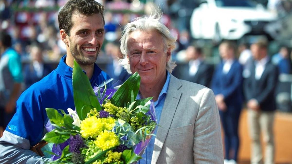 Albert Ramos recibe la felicitación del excampeón Bjorn Borg.