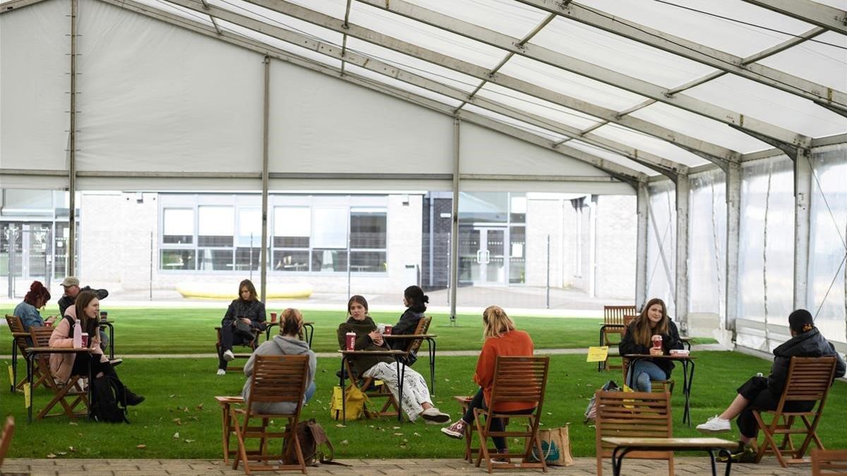 Estudiantes de la Universidad de Bolton mantienen la distancia social en una de las instalaciones.