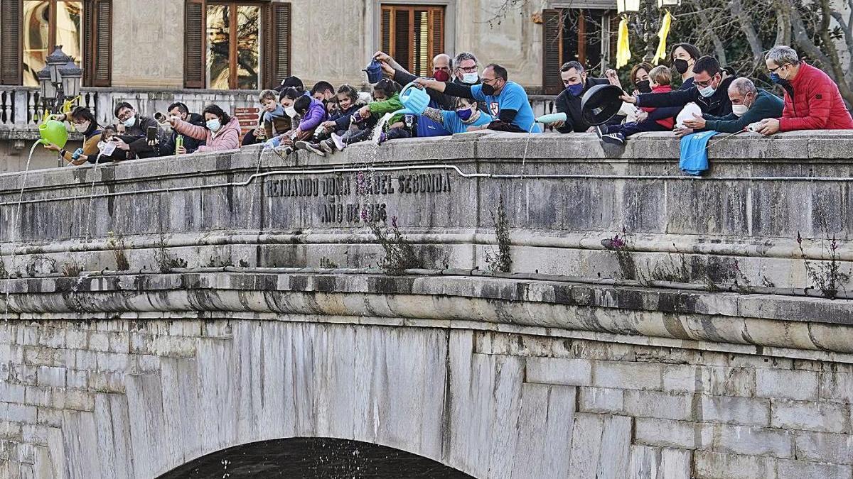 La novena edició de la «palanganada», ahir al pont de Pedra de Girona.