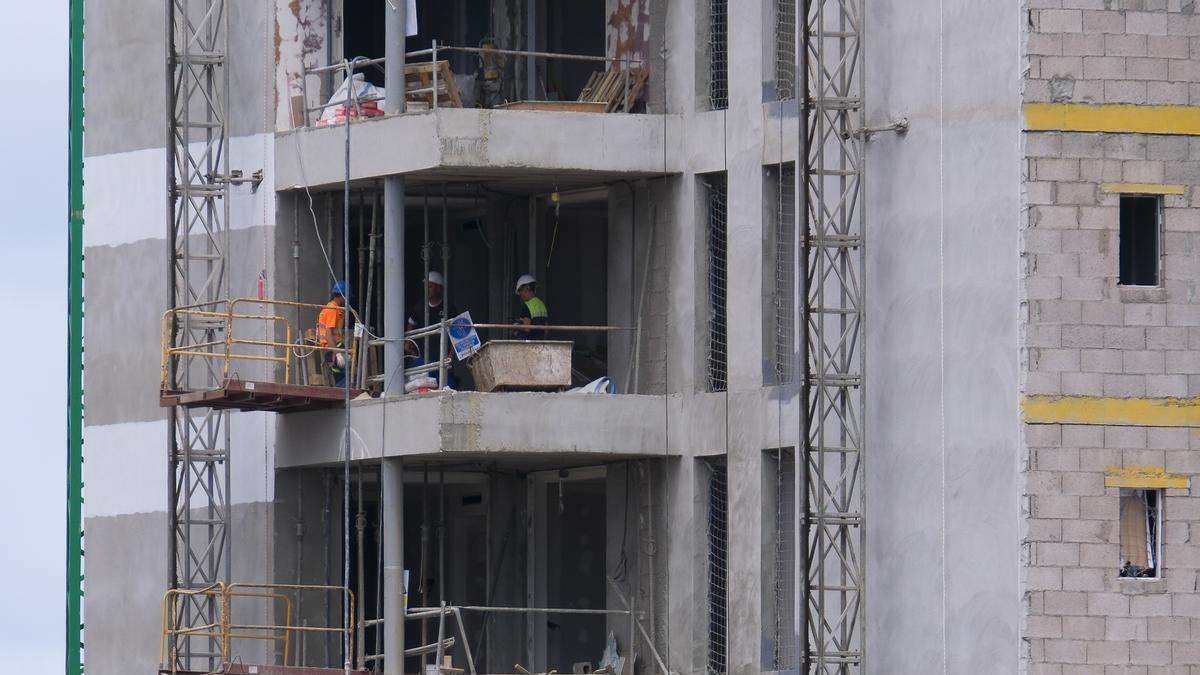 Imagen de archivo de trabajadores en una obra en Las Palmas de Gran Canaria.