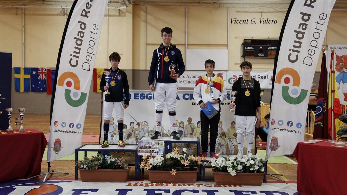 León García, en el podio, con la medalla de bronce.