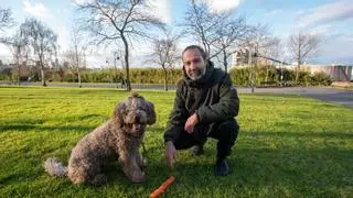 La obligación de limpiar los orines divide a los propietarios de perros en A Coruña