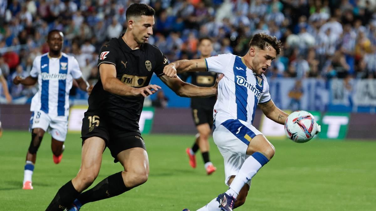 Altimira, en una imagen con el Leganés este curso