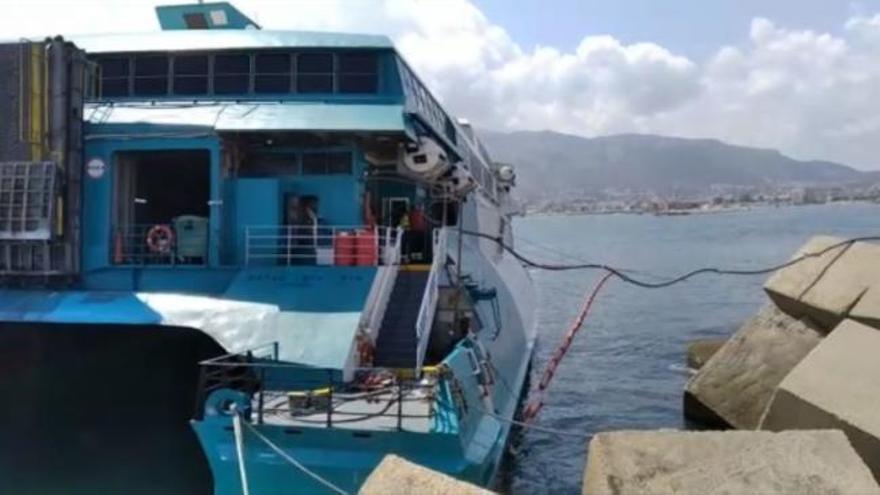 Retiran el cumbustible y los aceites del ferry encallado en Dénia