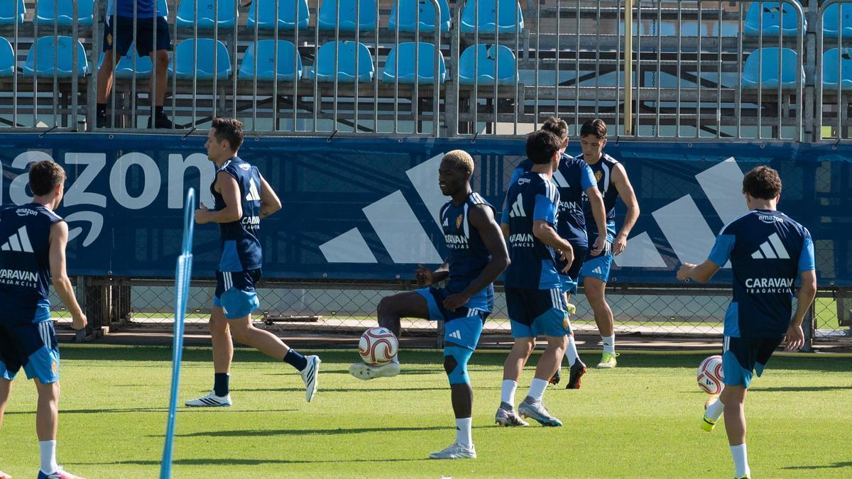 Saidu, en el centro, durante un ejercicio previo a la disputa del amistoso ante el filial del pasado viernes.