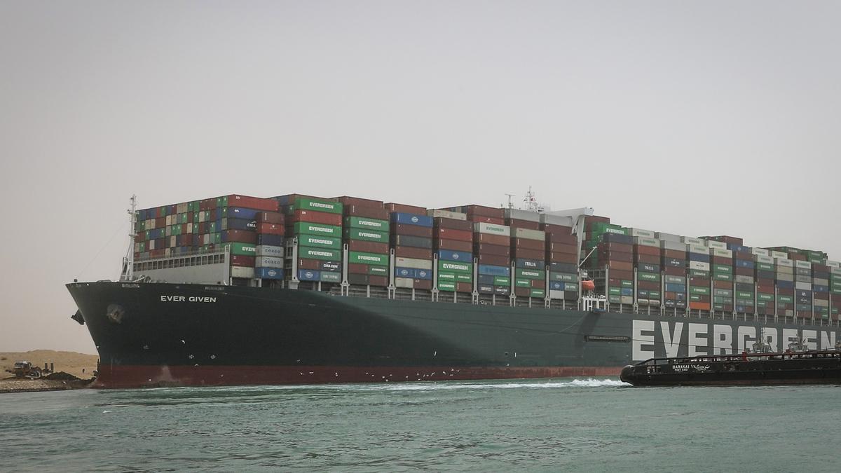 Imagen del enorme buque varado en el Canal de Suez.
