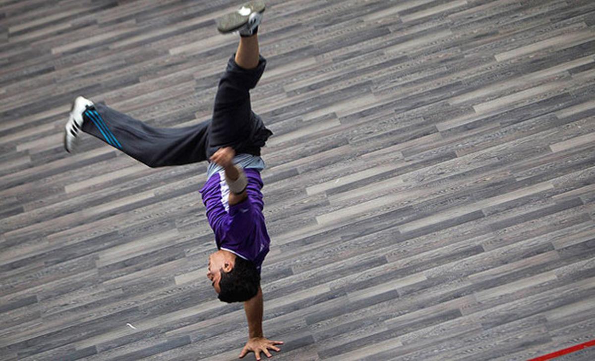 Un jove iranià durant la seva participació en el campionat nacional masculí deparkourque se celebra a Teheran.