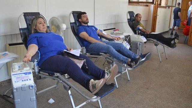 Varias personas donan sangre en la comarca de Benavente.