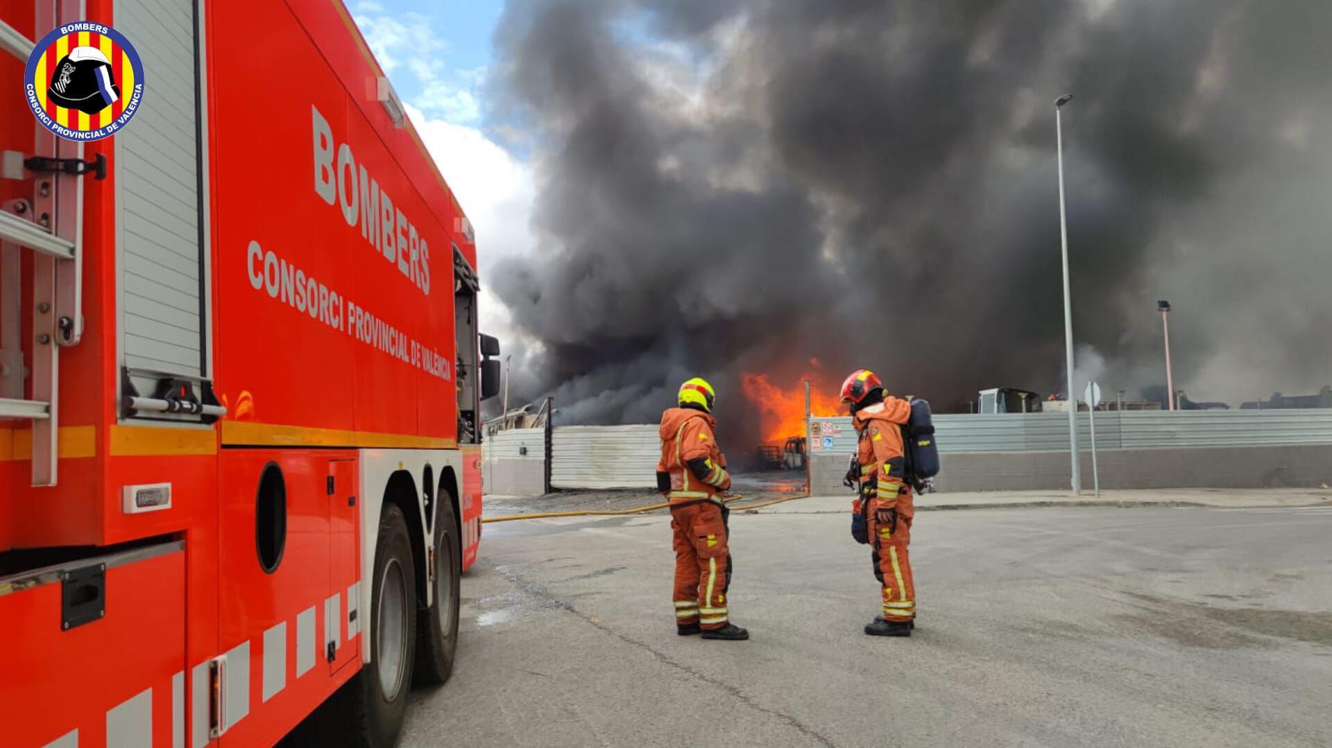 Incendio de una nave industrial en Loriguilla