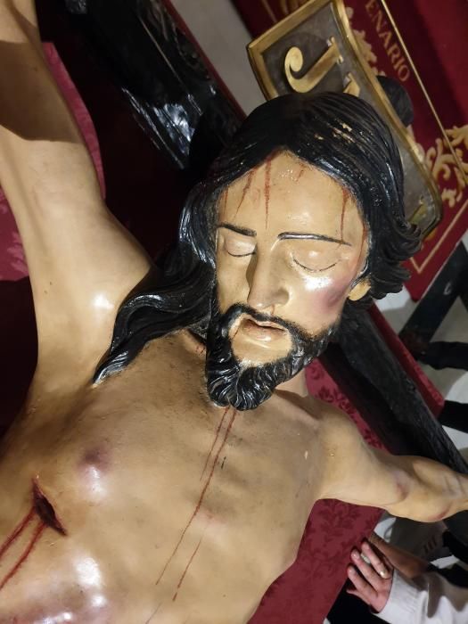 Cientos de devotos llenaron la Colegiata para mostrar respeto y cariño a la figura del Cristo de la Sal.