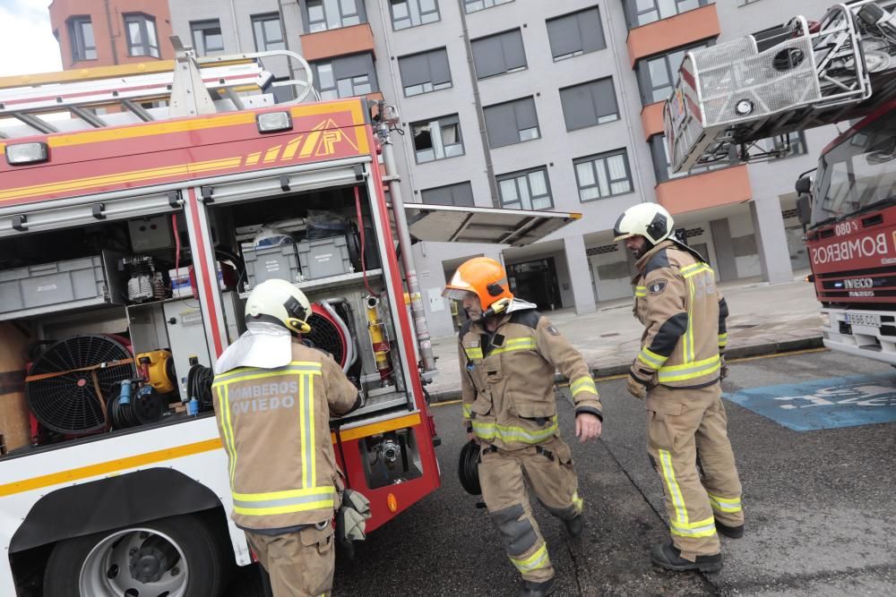 Suceso en Oviedo: Los Bomberos salvan a un hombre en un incendio en La Florida