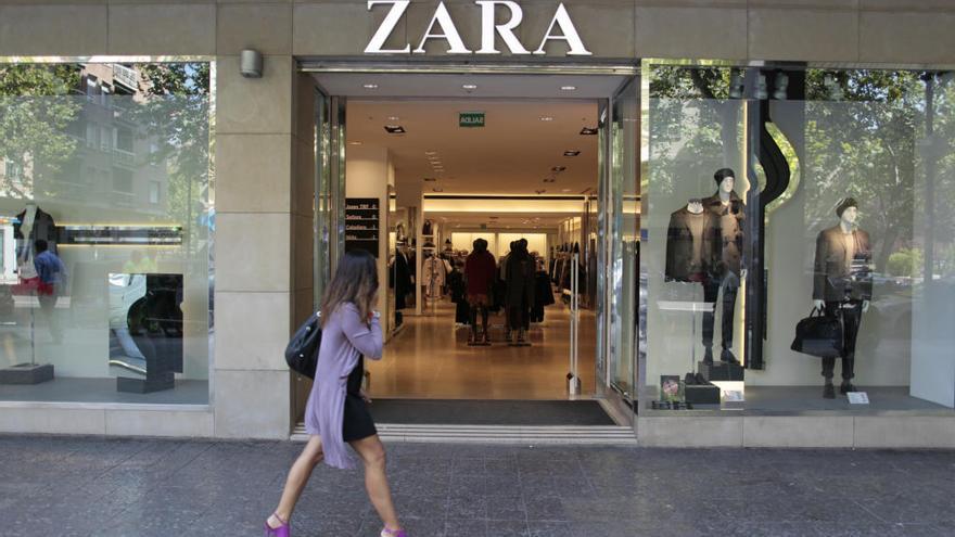 Una mujer pasa ante una tienda de Zara