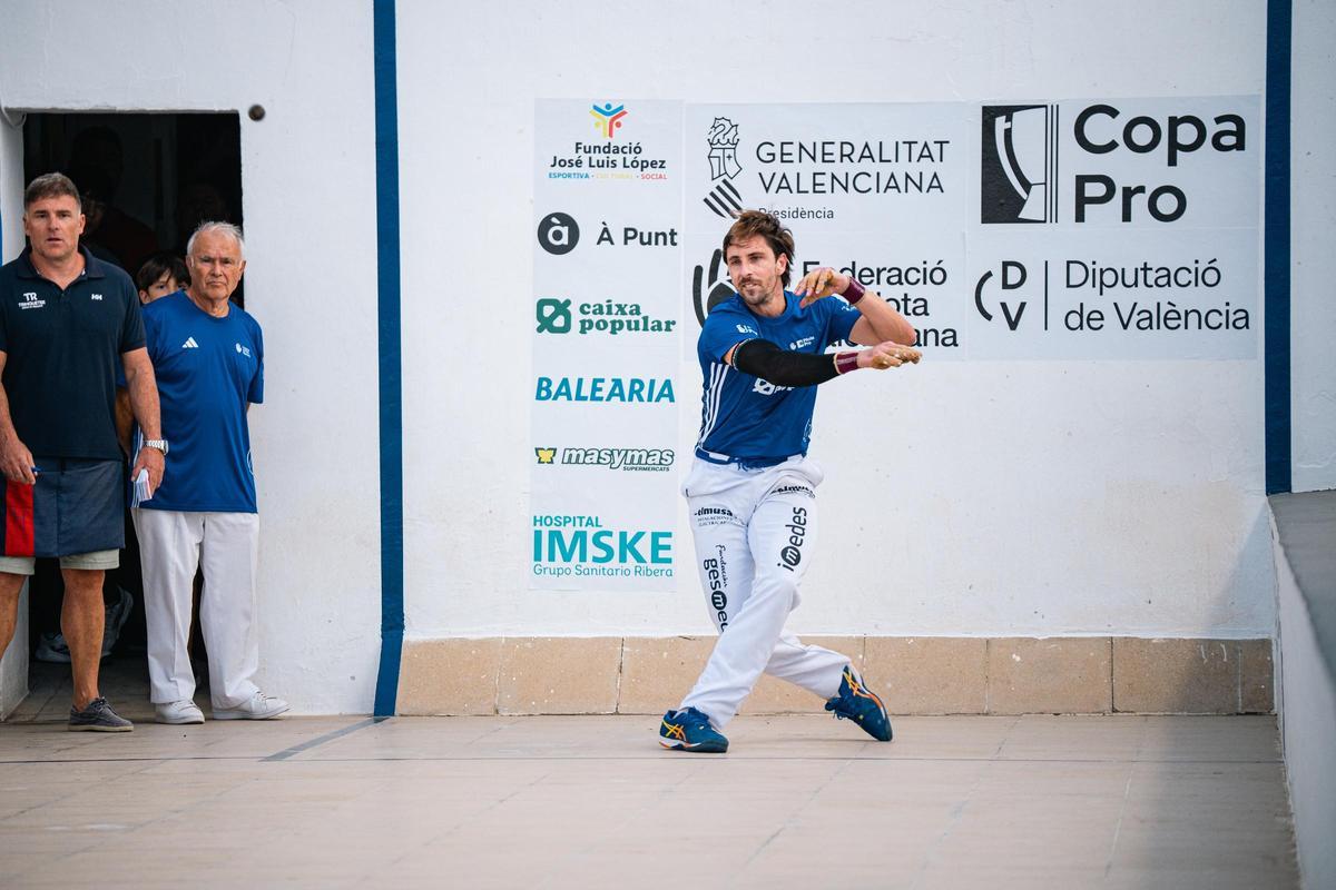 Puchol II fa el dau durant una partida de la Copa a Ondara.