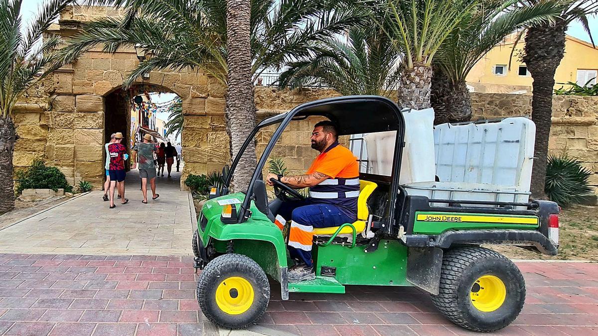 Uno de los operativos en Tabarca de UTE Alicante, en pleno trabajo.