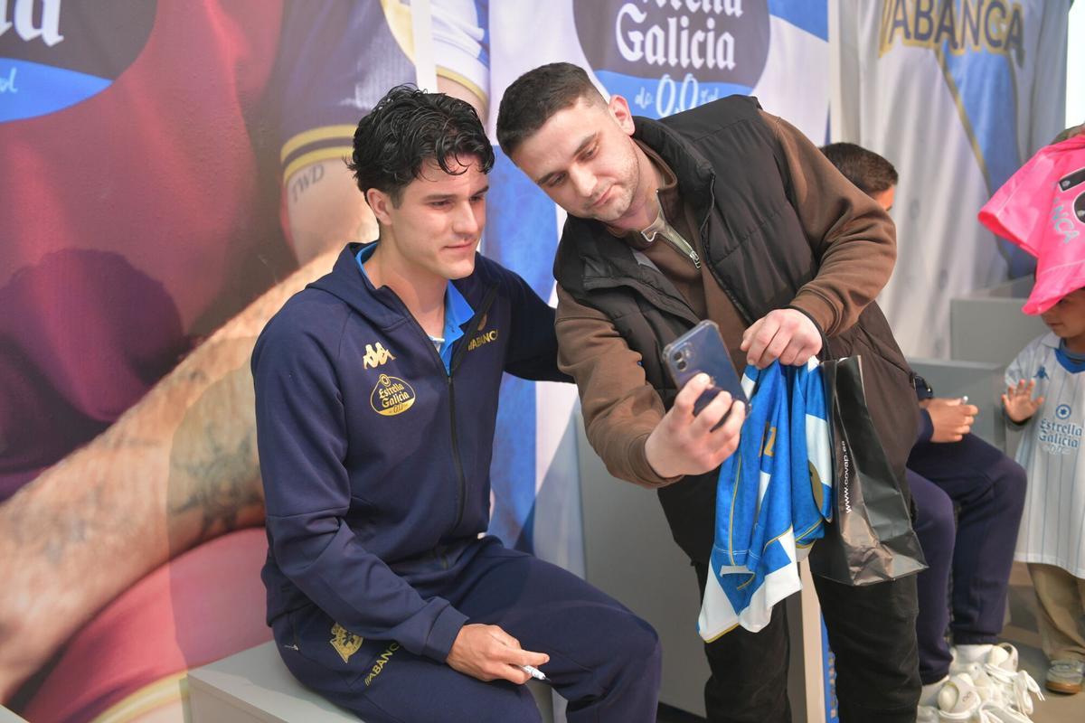Yeremay Hernández, Luismi Cruz, Millene Cabral y
Noé González han estado presentes en la inauguración y han firmado autógrafos a los deportivistas Yeremay Hernández, Luismi Cruz, Millene Cabral y
Noé González han estado presentes en la inauguración y han firmado autógrafos a los deportivistas