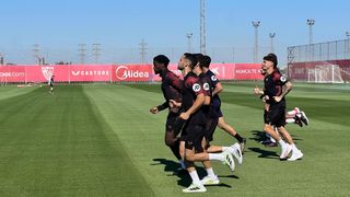 El Sevilla respira tras la salvación y entrena sin la presión del descenso