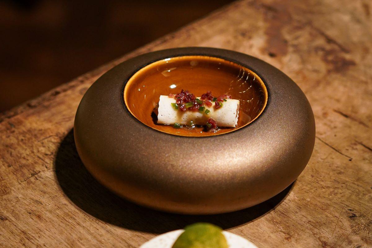 Caneló fred de carxofa, bolets i vieira.