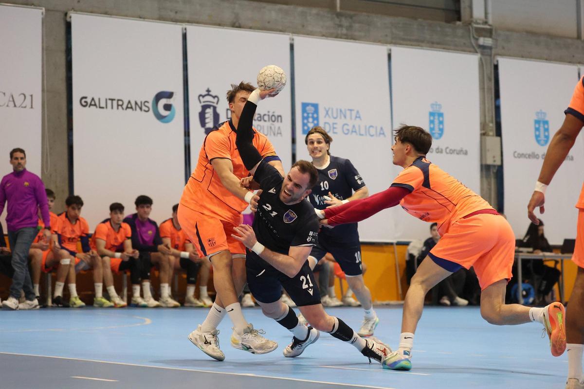 Javi Rodríguez se abre hueco para lanzar a portería ante el Barcelona B.