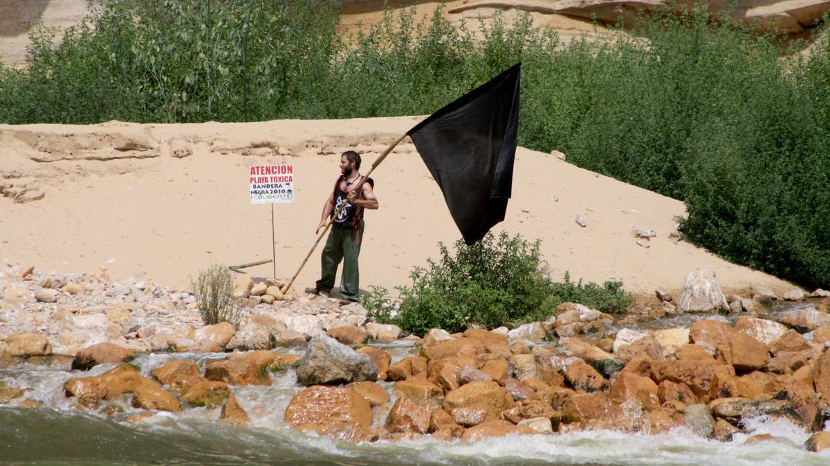 Una de las banderas negras que Ecologistas en Acción coloca cada año en el litoral nacional