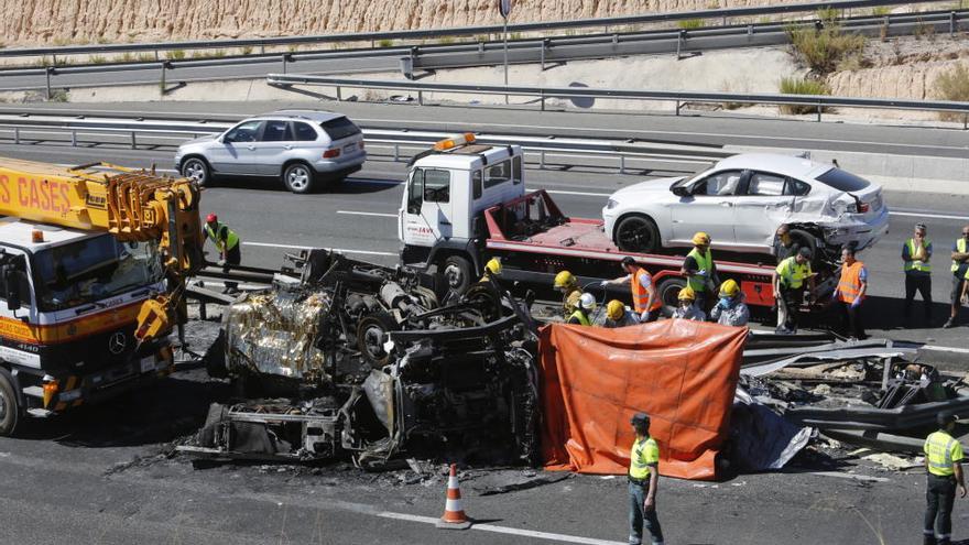Cuatro muertos carbonizados al chocar un camión con dos coches en la A7 ...