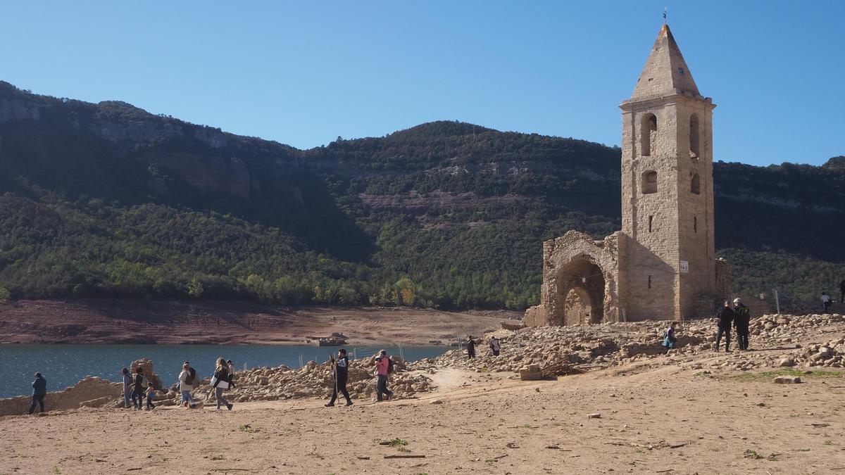 Turismo de sequía en el pantano de Sau