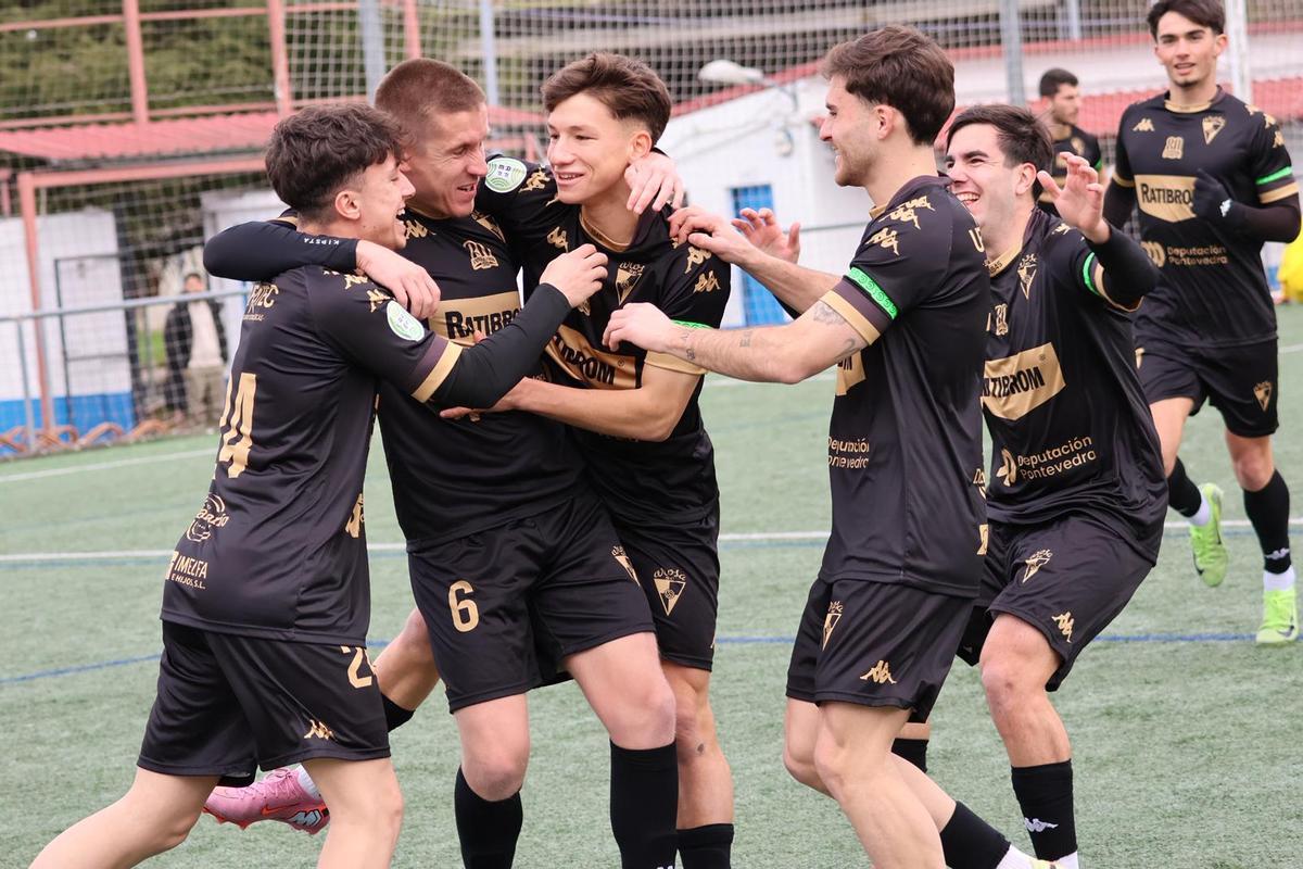 Los jugadores del Arosa celebran el tanto anotado por Remeseiro.