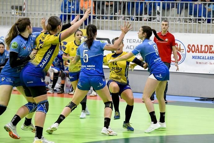 27-12-19 DEPORTES. PABELLON JUAN CARLOS HERNANDEZ. JINAMAR. TELDE. Partido de balonmano entre el Rocasa y el Bera Bera disputado en el Pabellon de deportes Juan Carlos Hernández en Jinamar.  Fotos: Juan Castro.  | 27/12/2019 | Fotógrafo: Juan Carlos Castro