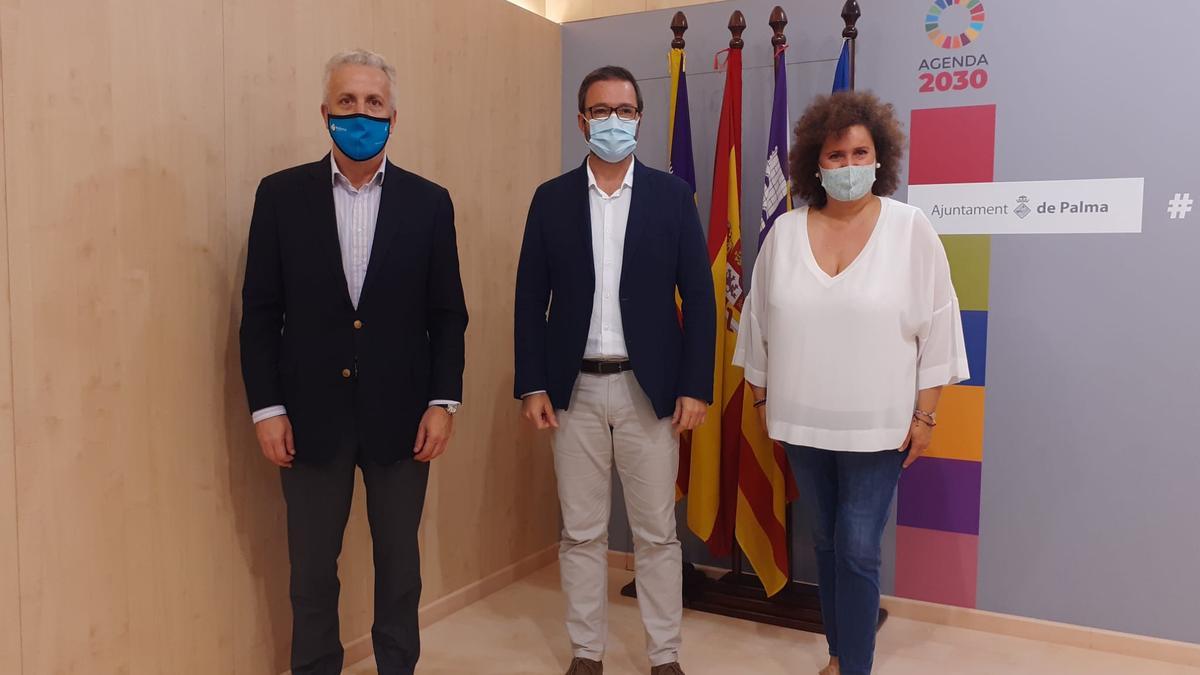 El alcalde, José Hila, la concejala Elena Navarro y el gerente de la Fundació Palma 365, Pedro Homar.