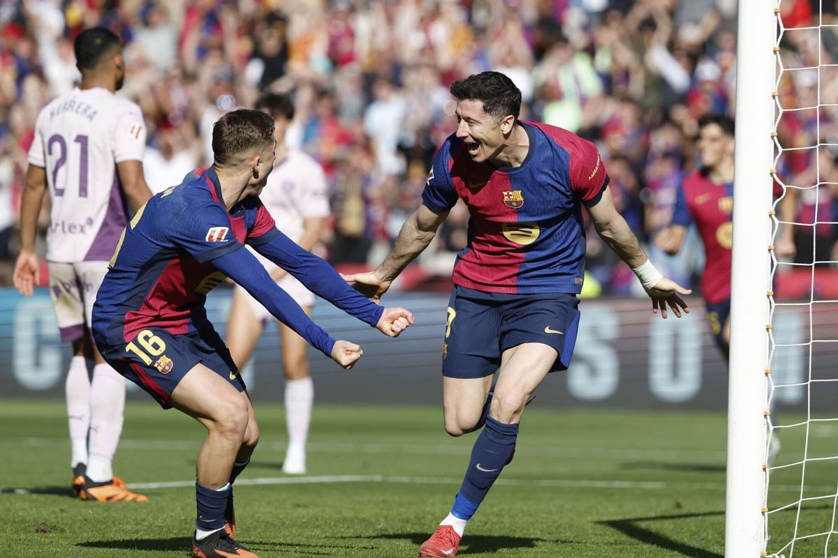 Barcelona's Robert Lewandowski, right, celebrates with Barcelona's Fermin Lopez after scoring during a Spanish La Liga soccer match between Barcelona and Girona in Barcelona, Spain, Sunday, March 30, 2025. (AP Photo/Joan Monfort) Associated Press / LaPresse Only italy and Spain. EDITORIAL USE ONLY/ONLY ITALY AND SPAIN