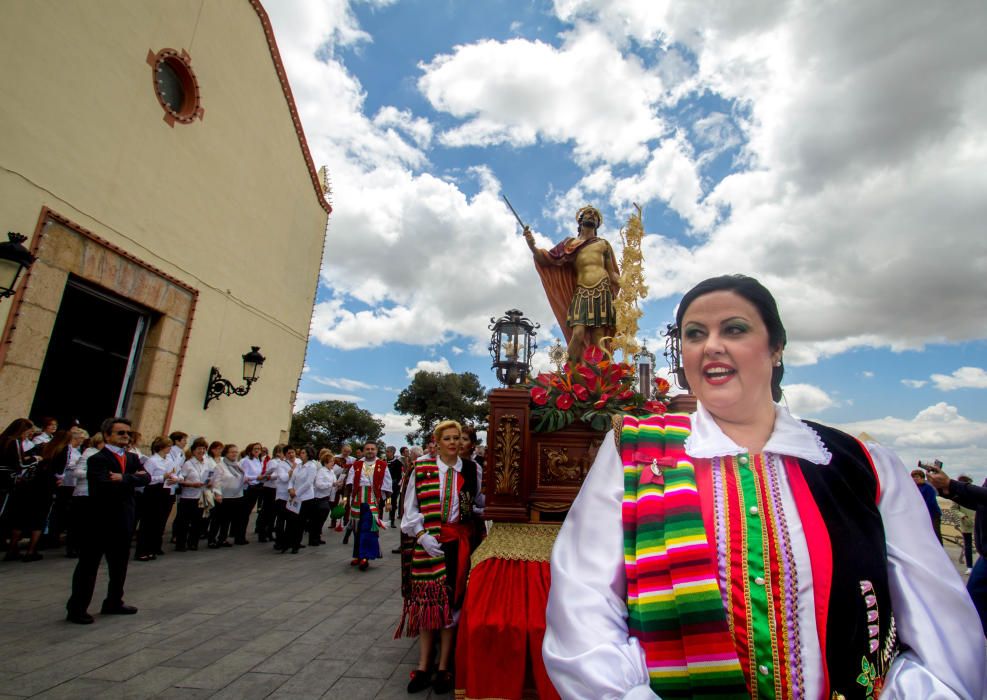 Las diez comparsas acompañan al santo en su tradicional bajada ante miles de vecinos que aguardan con emoción su paso