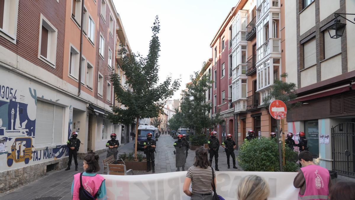 Llaman a parar el desahucio de una familia con dos menores en Vitoria