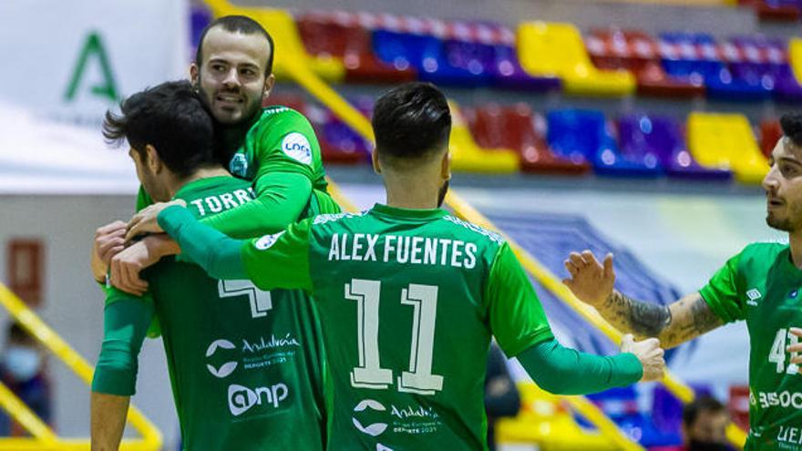 Los jugadores universitarios celebran un tanto