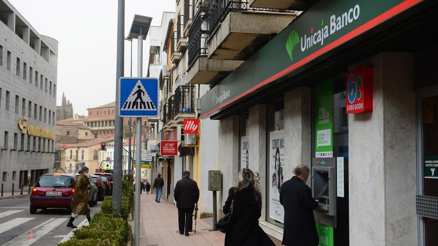 Unicaja Banco cerrará otras 64 oficinas en Extremadura