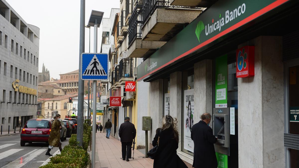 Oficina de Unicaja en la avenida Alfonso VIII de Plasencia, con lo que fueron los servicios centrales de Caja Extremadura, luego Liberbank, a unos metros,