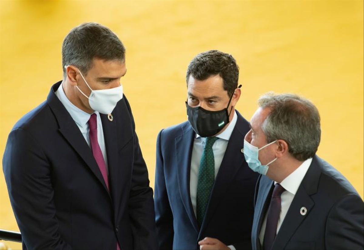 Pedro Sánchez, Juanma Moreno y Juan Espadas.