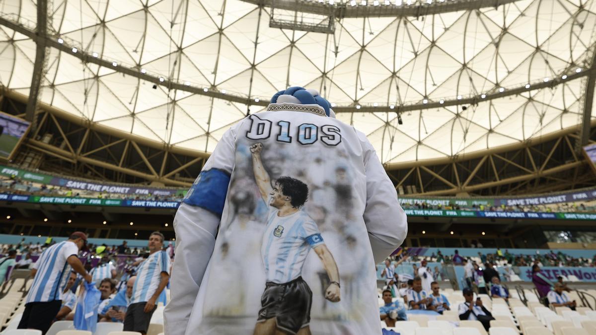 Un aficionado entra al estadio Lusail con una túnica de Maradon.