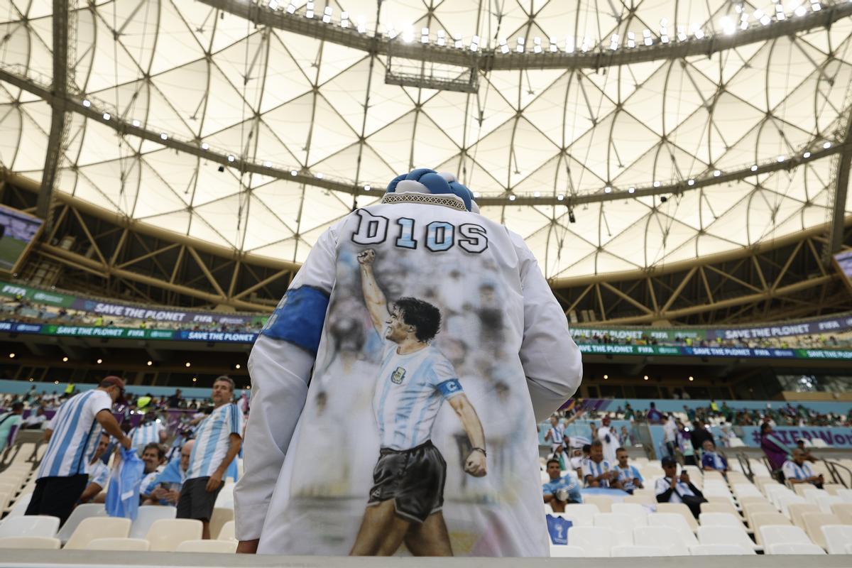 Un aficionado entra al estadio Lusail con una túnica de Maradon.